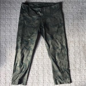 Camo print crop leggings